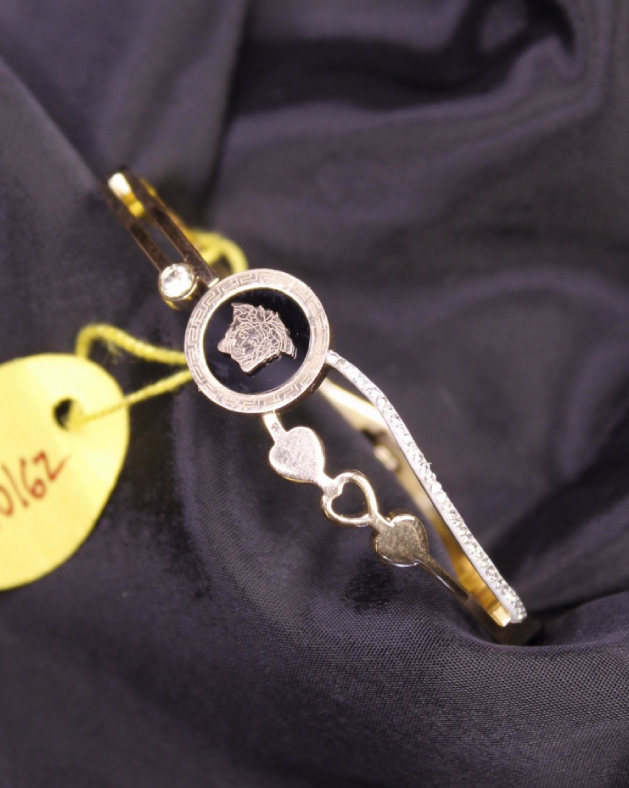 Anti-Tarnish Heart-Link Designer Bangle – Gold Finish